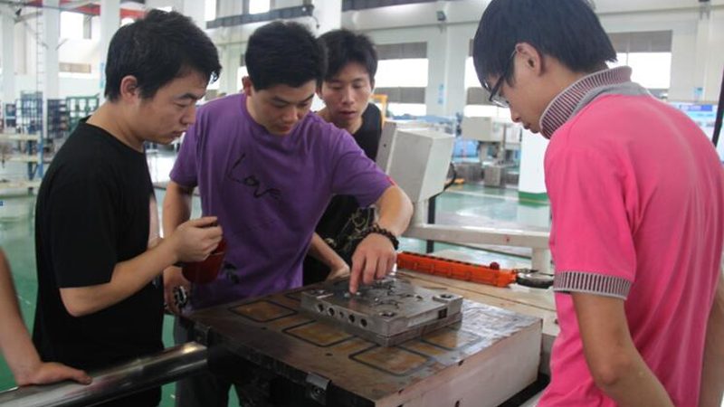 拉伸模具规格尺寸：关键参数与选型要点